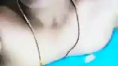 Desi cute girl showing her boobs