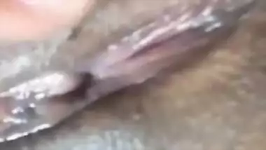 තනියෙම හුත්ත අත ගගා හෙලුවෙන් සැපක් අරන් කොල්ලට...