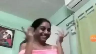 Today Exclusive- Sexy Bhabhi Showing Boobs On Video Call