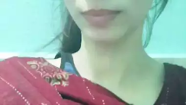 Cute desi girl virgin boobs showing viral selfie