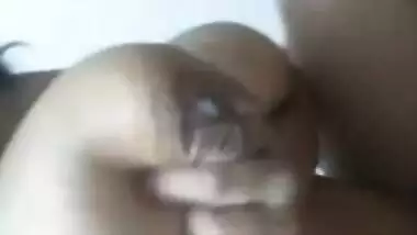 Amateur solo sex video of nude Desi woman with nice bald XXX snatch