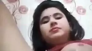 Desi girl masturbates and enjoys orgasm in a nude video