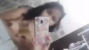Desi Girl Showing her boobs