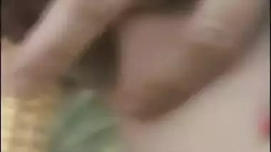 India se masturba en el campo 