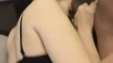 муж делит свою жену с другом.