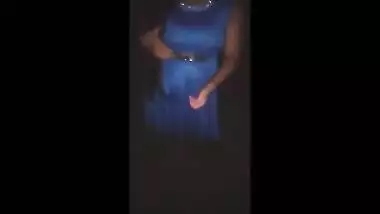 Desi aunty showing her pussy