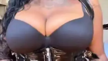 SEXY WAP TEASE WHILE SUCKING MY NATURAL EBONY TITS