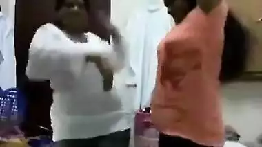 పెద్ద సళు ఆంటీ లా డన్సు