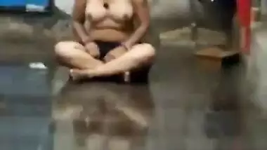 desi aunty rain bath