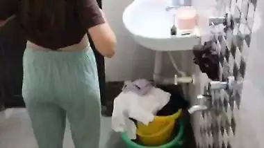 Neighbor girl boobs show before bathing viral MMS