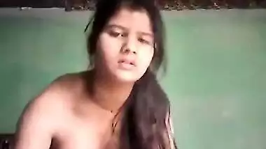 Getting tired of being alone Desi whore masturbates in XXX stream