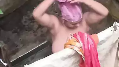 Tanker bhabhi bathing outdoor caught by neighbor