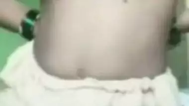 Indian aunty takes off bra to brag about XXX fruits on the camera