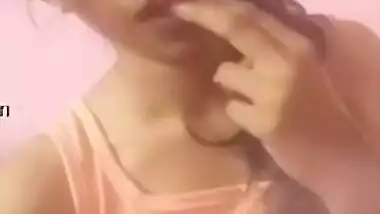 Dollface from India uncovers her thin XXX body and sucks fingers