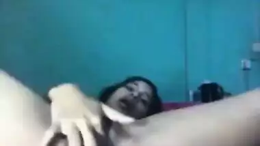 Desi babe excellently works on XXX pussy masturbating it in bed