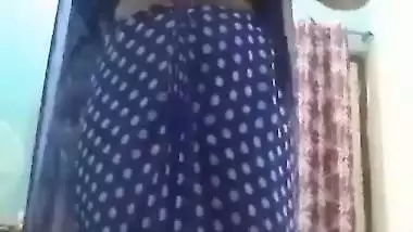 Indian nude lady strips her saree and masturbates