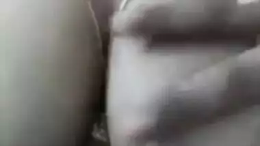 Hermosa chica mostrando su cuerpo