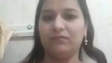 Bhabhi holding milky boobs in Pakistani solo nude clip