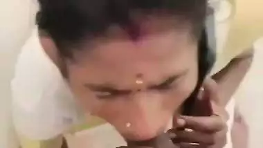 Cheating wife gives an outdoors Tamil blowjob to her BF