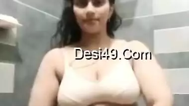 Desi XXX belle strips to boast of her natural curves in the shower